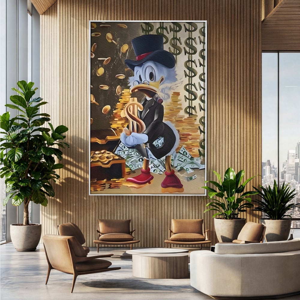 Tablou canvas cu tablou canvas cu scrooge duck si bani, in rama de aluminiu argintiu, pe perete intr-un birou